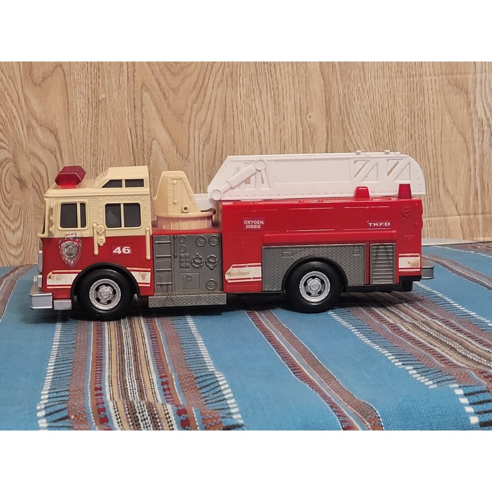 2011 TONKA  - Red Toy Ladder Fire Truck Tonka Truck Pre-owned Works Tested